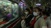 Stasiun ini menjadi pusat transit untuk berpindah arah tujuan, biasa pada sore hari para penumpang KRL akan berhenti di stasiun ini untuk menuju peron arah mereka pulang.