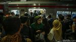 Potret Anker Berdesakan di Stasiun Manggarai