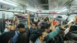 Potret Anker Berdesakan di Stasiun Manggarai