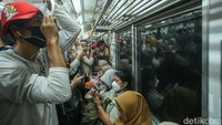 Tak jarang mereka menggunakan headset untuk mendengarkan musik ataupun menonton video.
