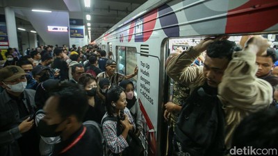 Potret Anker Berdesakan di Stasiun Manggarai