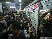 Potret Anker Berdesakan di Stasiun Manggarai