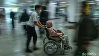 Petugas juga disebar untuk berjaga-jaga, hampir setiap sudut stasiun Manggarai terdapat petugas yang siap membantu para penumpang.