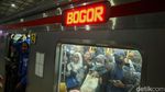 Potret Anker Berdesakan di Stasiun Manggarai