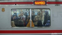 KRL menjadi salah satu moda transportasi andalan bagi warga Jabodetabek yang bekerja di Jakarta, dengan tarif terjangkau mereka rela berdiri dan berdesakan.