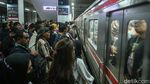 Potret Anker Berdesakan di Stasiun Manggarai