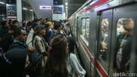 Sejumlah penumpang berdesakan di Stasiun Manggarai, Jakarta, Rabu (5/6/2024).