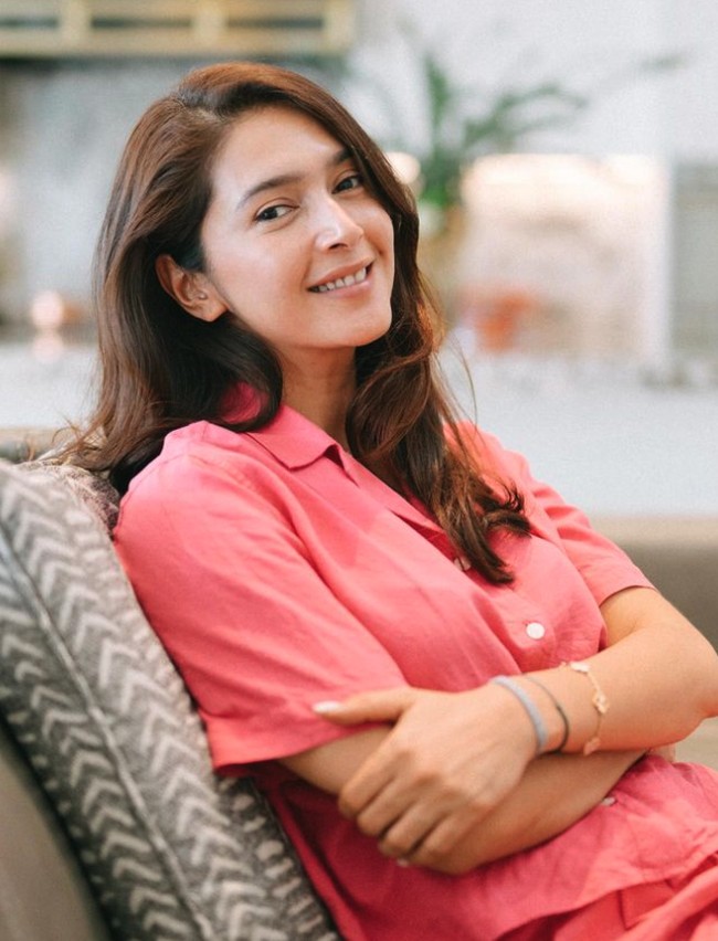 Kemudian ada Nabila Syakieb yang juga beberapa kali tampil bare face di media sosial. Pesonanya tetap tidak pudar ya, cantik alami. Foto: Instagram