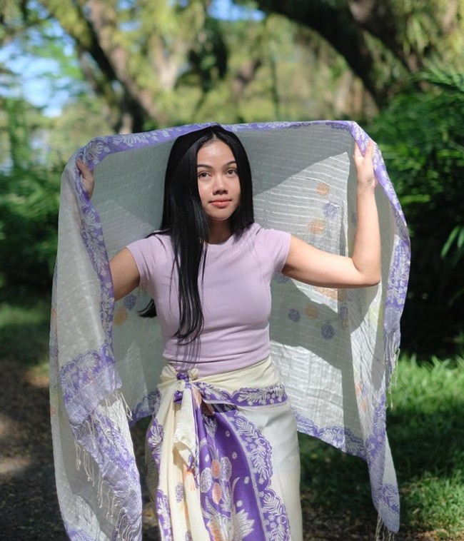 Yura Yunita termasuk selebriti yang sering tampil tanpa makeup. Ia memang sering mengampanyekan self love sehingga tetap percaya diri ketika berpose bare face. Foto: Instagram