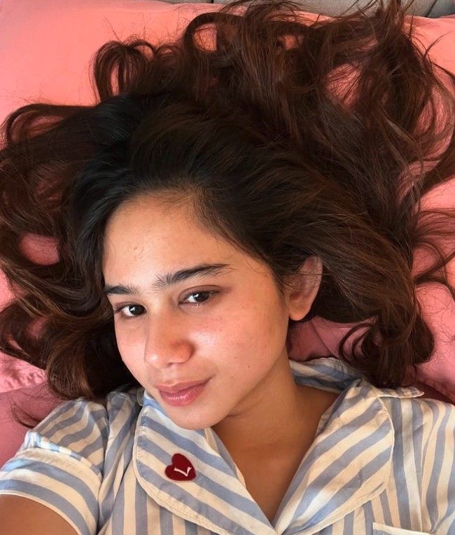 Tissa Biani pun tetap cantik ketika mengunggah selfie tanpa makeup saat bangun tidur. Ia tidak peduli dengan rambutnya yang berantakan. Foto: Instagram