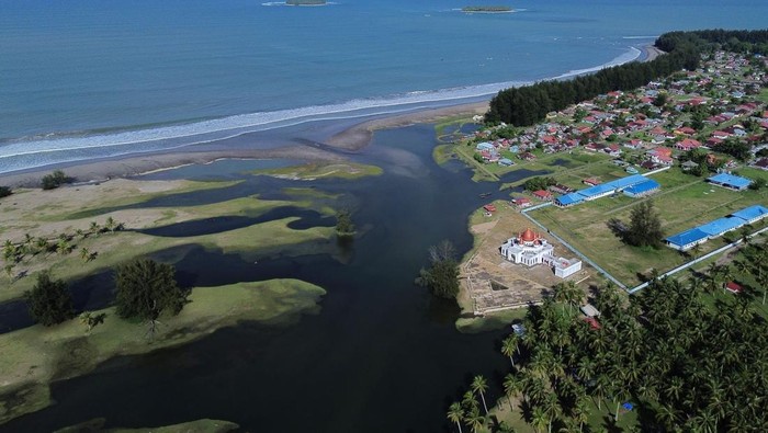 Potret Kawasan Pantai Tiku yang Dikembangkan Rp 60 Miliar Foto udara kawasan Muaro Mati di Pantai Tiku, Agam, Sumatera Barat, Rabu (5/6/2024). Pemkab Agam mengembangkan kawasan Pantai Tiku di Kecamatan Tanjung Mutiara itu mulai tahun 2023 hingga 2025 dengan anggaran Rp60 miliar sebagai objek wisata yang berdampak terhadap ekonomi masyarakat setempat. ANTARA FOTO/Iggoy el Fitra/foc.