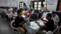 Suara pertama yang dihitung adalah surat suara pos, yaitu surat suara kertas, yang sebagian besar diberikan oleh tentara yang bertugas di luar daerah pemilihannya atau pejabat yang jauh dari rumah untuk menjalankan tugas pemilu. REUTERS/Amit Dave