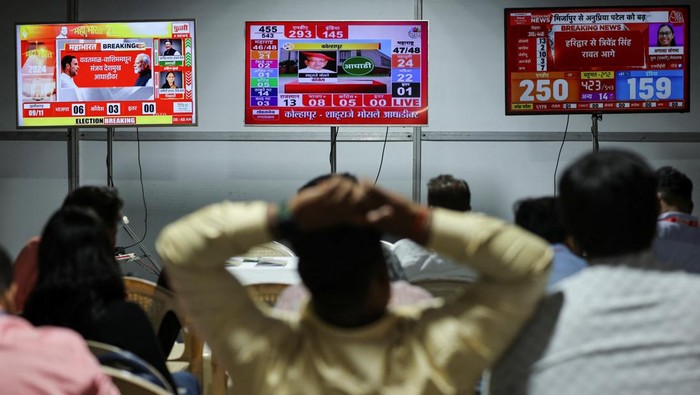 People watch election results outside a vote counting centre in Mumbai, India, June 4, 2024. REUTERS/Francis Mascarenhas