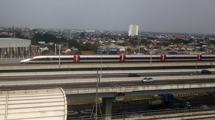 Foto udara Kereta Cepat Whoosh melaju di kawasan Bekasi, Jawa Barat, Rabu (5/6/2024). Menteri Koordinator Bidang Kemaritiman dan Investasi Luhut Binsar Pandjaitan mengatakan segera membentuk tim untuk proyek kereta cepat Jakarta-Surabaya untuk mengurangi beban transportasi jalan, mengurangi emisi dari sektor aviasi dan meningkatkan konektivitas antarkota di Indonesia. ANTARA FOTO/ Fakhri Hermansyah/aww.