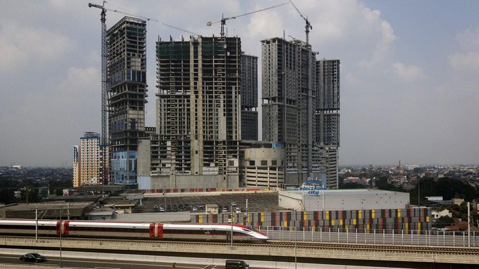 Potret Rencana Pembangunan Kereta Cepat Jakarta-Surabaya Foto udara Kereta Cepat Whoosh melaju di kawasan Bekasi, Jawa Barat, Rabu (5/6/2024). Menteri Koordinator Bidang Kemaritiman dan Investasi Luhut Binsar Pandjaitan mengatakan segera membentuk tim untuk proyek kereta cepat Jakarta-Surabaya untuk mengurangi beban transportasi jalan, mengurangi emisi dari sektor aviasi dan meningkatkan konektivitas antarkota di Indonesia. ANTARA FOTO/ Fakhri Hermansyah/aww.