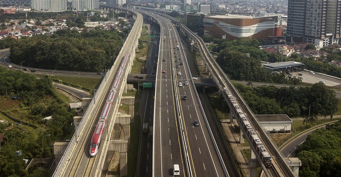 Foto udara Kereta Cepat Whoosh melaju di kawasan Bekasi, Jawa Barat, Rabu (5/6/2024). Menteri Koordinator Bidang Kemaritiman dan Investasi Luhut Binsar Pandjaitan mengatakan segera membentuk tim untuk proyek kereta cepat Jakarta-Surabaya untuk mengurangi beban transportasi jalan, mengurangi emisi dari sektor aviasi dan meningkatkan konektivitas antarkota di Indonesia. ANTARA FOTO/ Fakhri Hermansyah/aww.
