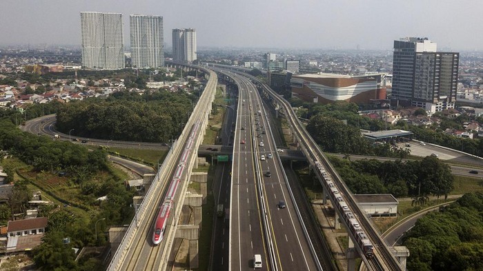 Potret Rencana Pembangunan Kereta Cepat Jakarta-Surabaya Foto udara Kereta Cepat Whoosh melaju di kawasan Bekasi, Jawa Barat, Rabu (5/6/2024). Menteri Koordinator Bidang Kemaritiman dan Investasi Luhut Binsar Pandjaitan mengatakan segera membentuk tim untuk proyek kereta cepat Jakarta-Surabaya untuk mengurangi beban transportasi jalan, mengurangi emisi dari sektor aviasi dan meningkatkan konektivitas antarkota di Indonesia. ANTARA FOTO/ Fakhri Hermansyah/aww.
