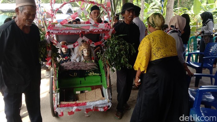 Potret sepasang pengantin padi di Buyut Lumbung Dalem Indramayu