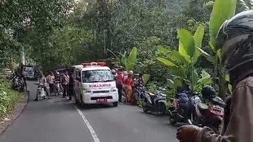Proses evakuasi pasangan suami istri (pasutri) yang tewas seusai ditabrak bus di Jalan Raya Pusuk Lestari, Desa Pusuk Lestari, Kecamatan Batulayar, Lombok Barat, NTB, Rabu (5/6/2024). (Foto: Istimewa)