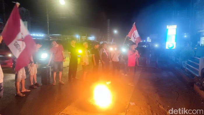Puluhan mahasiswa menggelar aksi protes di depan kantor PLN UP3 Lubuklinggau.