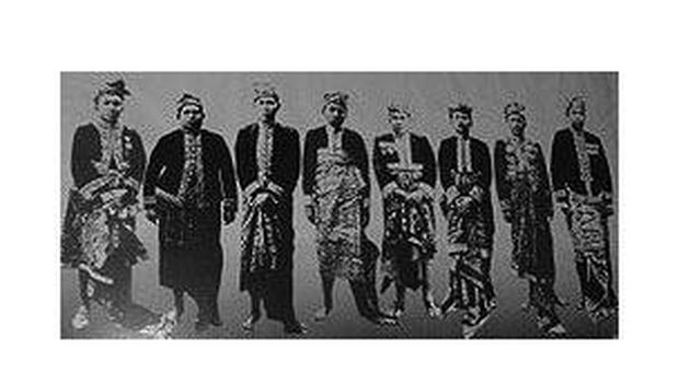 Raja Raja Bali 1938 ( Cokorda Ngurah Ketut nomer 2 dari kiri). (Dok sejarah-puri-pemecutan.blogspot.com)