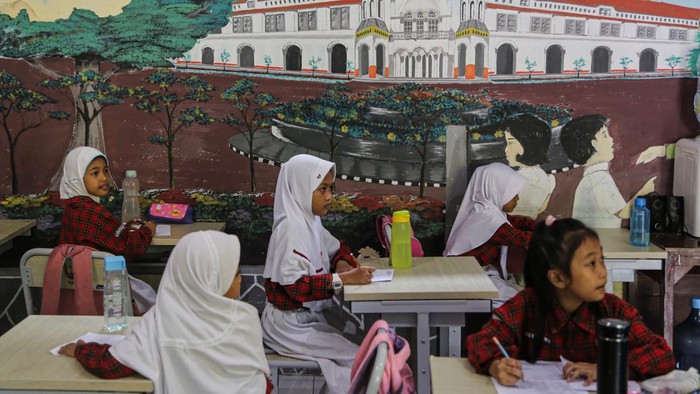 Sejumlah siswa mengikuti kegiatan belajar mengajar di SD Negeri Kalicari 3, Semarang, Jawa Tengah, Rabu (5/6/2024). Kementerian Keuangan (Kemenkeu) melaporkan belanja pendidikan dalam Anggaran Pendapatan dan Belanja Negara (APBN) tahun 2024 sudah terealisasi sebanyak Rp173,4 triliun atau mencapai 26,1 persen per April 2024 dari pagu anggaran yakni sebesar Rp665,02 triliun, realisasi belanja pendidikan itu terdiri dari belanja langsung pemerintah pusat Rp50,5 triliun, transfer ke daerah (TKD) Rp107,9 triliun dan untuk pembiayaan Rp15 triliun. ANTARA FOTO/Makna Zaezar/foc.