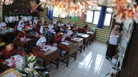 Sejumlah siswa mengikuti kegiatan belajar mengajar di SD Negeri Kalicari 3, Semarang, Jawa Tengah, Rabu (5/6/2024).