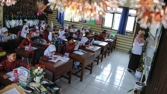 Sejumlah siswa mengikuti kegiatan belajar mengajar di SD Negeri Kalicari 3, Semarang, Jawa Tengah, Rabu (5/6/2024). Kementerian Keuangan (Kemenkeu) melaporkan belanja pendidikan dalam Anggaran Pendapatan dan Belanja Negara (APBN) tahun 2024 sudah terealisasi sebanyak Rp173,4 triliun atau mencapai 26,1 persen per April 2024 dari pagu anggaran yakni sebesar Rp665,02 triliun, realisasi belanja pendidikan itu terdiri dari belanja langsung pemerintah pusat Rp50,5 triliun, transfer ke daerah (TKD) Rp107,9 triliun dan untuk pembiayaan Rp15 triliun. ANTARA FOTO/Makna Zaezar/foc.