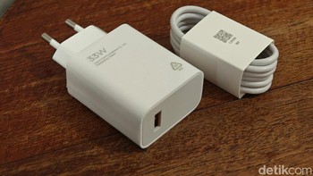 Xiaomi memberikan charger 33W dan kabel data. Foto: Adi Fida Rahman/detikINET