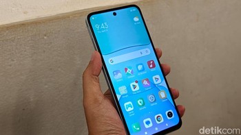 Redmi 13 4G menyuguhkan layar LCD berukuran 6,79 inch dengan resolusi Full HD+. Xiaomi memberikan dukungan refresh rate 90Hz untuk pengalaman smooth dalam menggulir layar. Foto: Adi Fida Rahman/detikINET