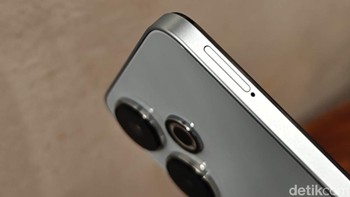 Di sisi kiri ada slot SIM Card. Foto: Adi Fida Rahman/detikINET