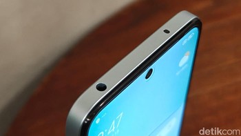Bagian atas terdapat port jack audio 3,5 mm dan sensor sidik jari. Foto: Adi Fida Rahman/detikINET