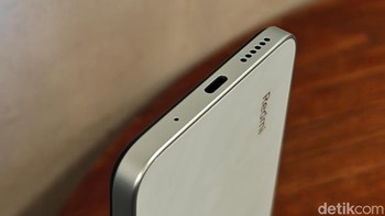 Di bagian bawah ada port USB type C dan speaker. Foto: Adi Fida Rahman/detikINET
