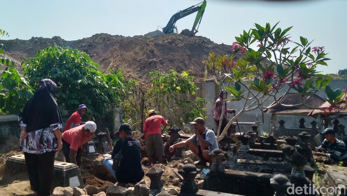 Relokasi makam di Desa Kebondalem Lor, Kecamatan Prambanan Klaten yang terdampak tol.