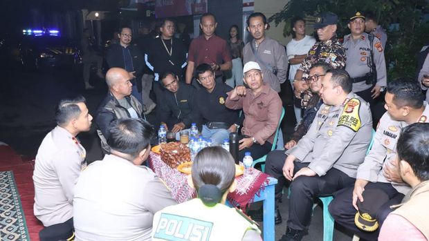 Rombongan Dir Resnarkoba Polda Metro Jaya, Kombes Pol Hengki mengunjungi Pos Sitkamling di Bangka, Mampang Prapatan, Jakarta Selatan