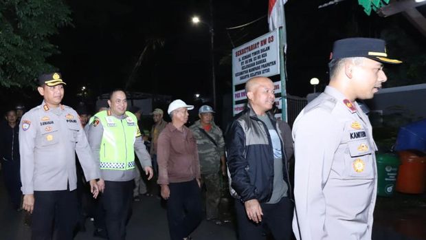 Rombongan Dir Resnarkoba Polda Metro Jaya, Kombes Pol Hengki mengunjungi Pos Sitkamling di Bangka, Mampang Prapatan, Jakarta Selatan
