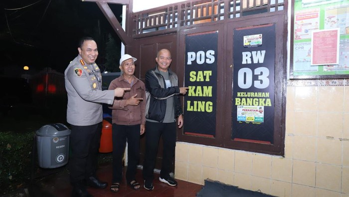 Rombongan Dir Resnarkoba Polda Metro Jaya, Kombes Pol Hengki mengunjungi Pos Sitkamling di Bangka, Mampang Prapatan, Jakarta Selatan