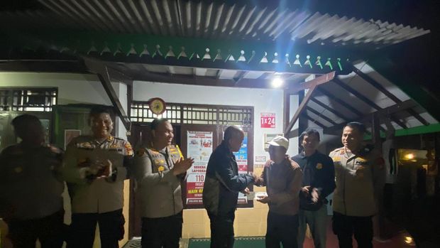 Rombongan Dir Resnarkoba Polda Metro Jaya, Kombes Pol Hengki mengunjungi Pos Sitkamling di Bangka, Mampang Prapatan, Jakarta Selatan