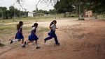 Ruang Kelas Terbatas, Siswa di Paraguay Belajar di Halaman Sekolah