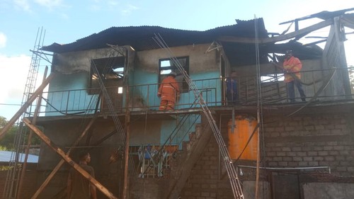 Rumah dua lantai yang terbakar di Desa Namangkewa, Kecamatan Kewapante, Kabupaten Sikka, NTT, terbakar, Rabu (5/6/2024) sekitar pukul 14.30 Wita. (Dok. Polres Sikka)