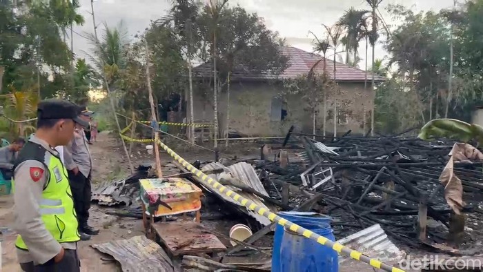 Rumah warga terbakar habis, diduga karena api dari lilin saat listrik padam.