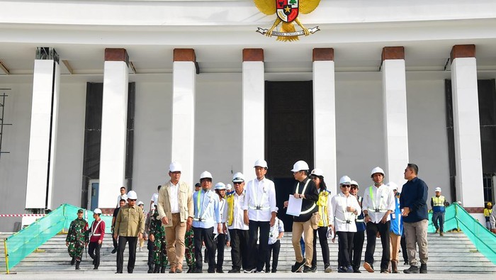 Saat Jokowi meninjau Istana Negara di IKN, Rabu (5/7/2024).