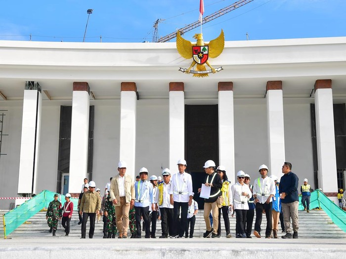 Saat Jokowi meninjau Istana Negara di IKN, Rabu (5/7/2024).