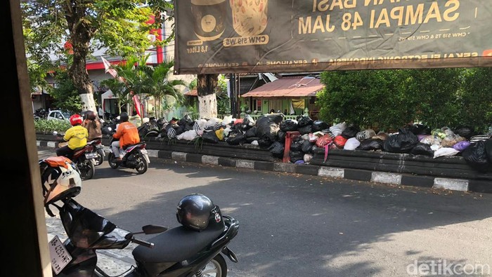 Sampah di Jogja Penampakan bentangan sampah di taman pembatas jalan Affandi, Demangan, Gondokusuman, Kota Jogja,Β SelasaΒ (5/6/2024).