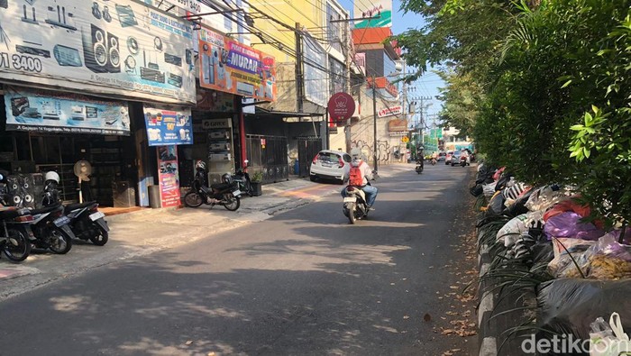 Penampakan bentangan sampah di taman pembatas jalan Affandi, Demangan, Gondokusuman, Kota Jogja, Selasa (5/6/2024).