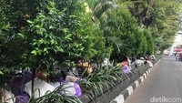 Situasi ini dikeluhkan oleh pedagang maupun pengguna jalan sekitar. Hermanto, juru parkir dekat lokasi mengungkapkan petugas biasanya mengambil sampah di sana setiap 2-3 hari. Foto: Adji G Rinepta/detikJogja