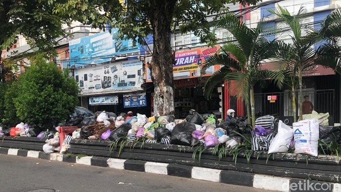 Penampakan bentangan sampah di taman pembatas jalan Affandi, Demangan, Gondokusuman, Kota Jogja, Selasa (5/6/2024).
