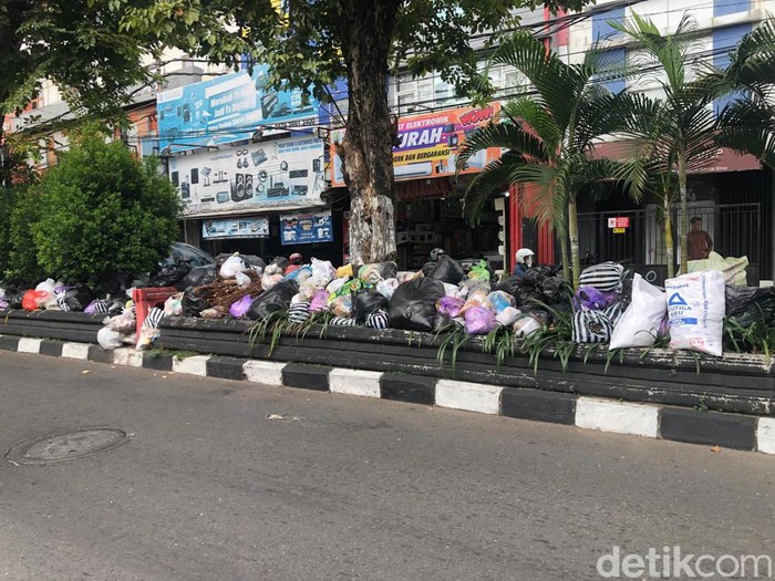 Penampakan bentangan sampah di taman pembatas jalan Affandi, Demangan, Gondokusuman, Kota Jogja, Selasa (5/6/2024).
