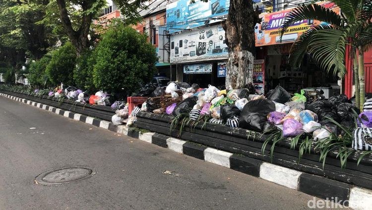 Jijik! Ini Penampakan Gunung Sampah di Gejayan Jogja