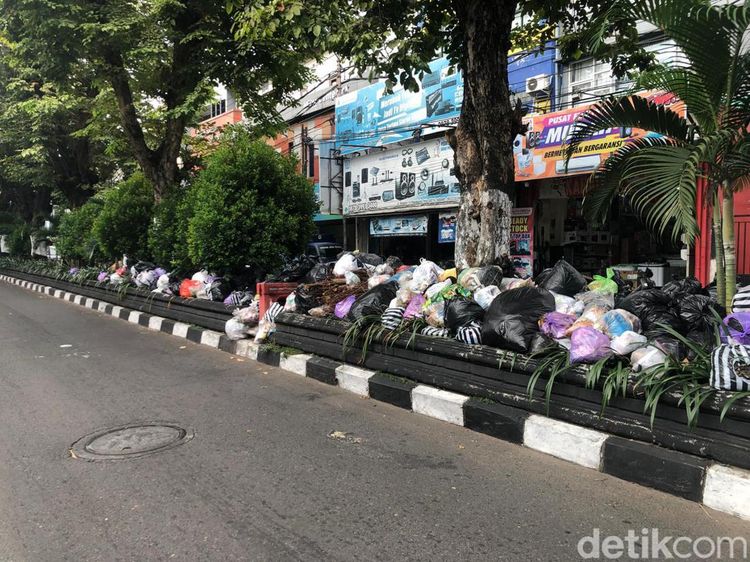 Jijik! Ini Penampakan Gunung Sampah di Gejayan Jogja